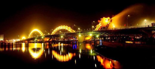 Cầu Rồng Đà Nẵng phun nước